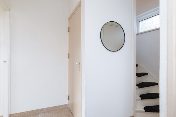 Foto - Verkocht onder voorbehoud: Rustig, aan verkeersluwe straat gelegen, goed onderhouden, half vrijstaande eengezinswoning met zolder, kelder, tuin, garage en
carport in Landgraaf